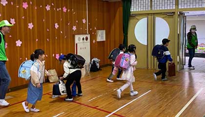 見守り場所からそれぞれの教室に向かう児童たち