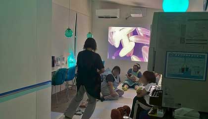 赤ちゃんの隣でお母さんも一緒にいただきます