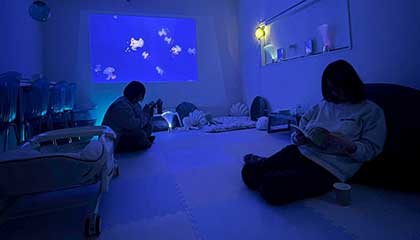 海の中のように落ち着いた店内で思い思いに過ごしています。